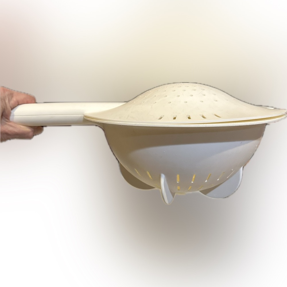 VTG 10.5” TUPPERWARE HANDLED COLANDER STRAINER DISCONTINUED 2 PIECE KITCHEN TOOL